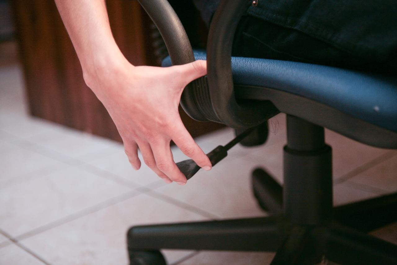 How to Adjust Office Chair Height: 8 Steps (with Pictures) How to Adjust Office Chair Height: 8 Steps (with Pictures)
